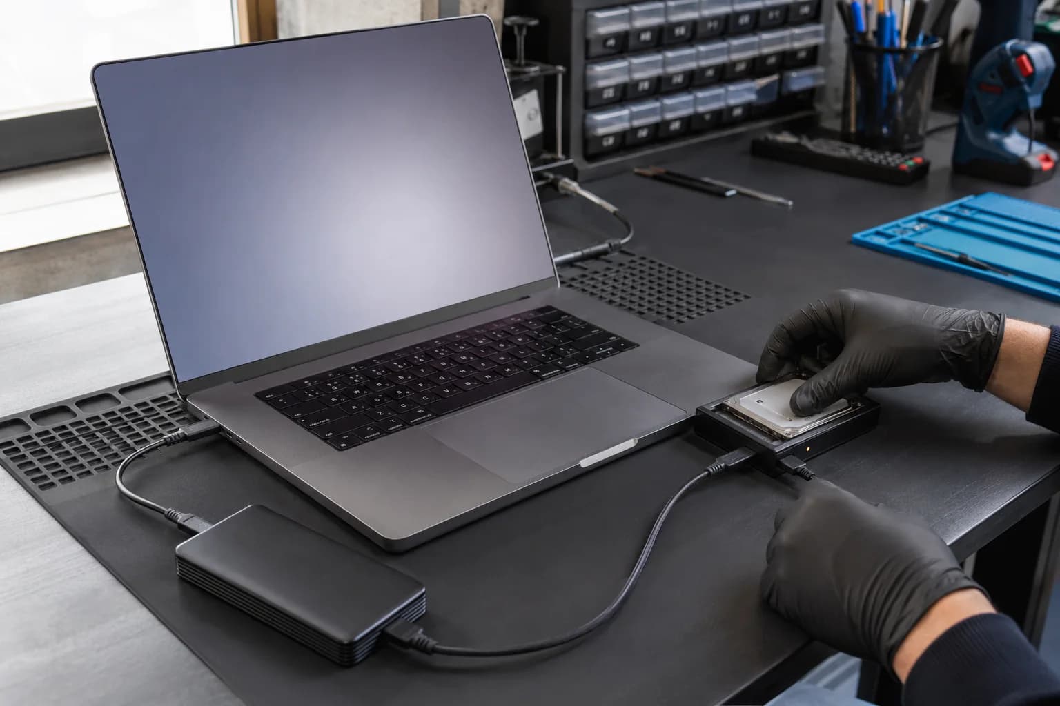 Laptop and external storage arranged for careful data protection work
