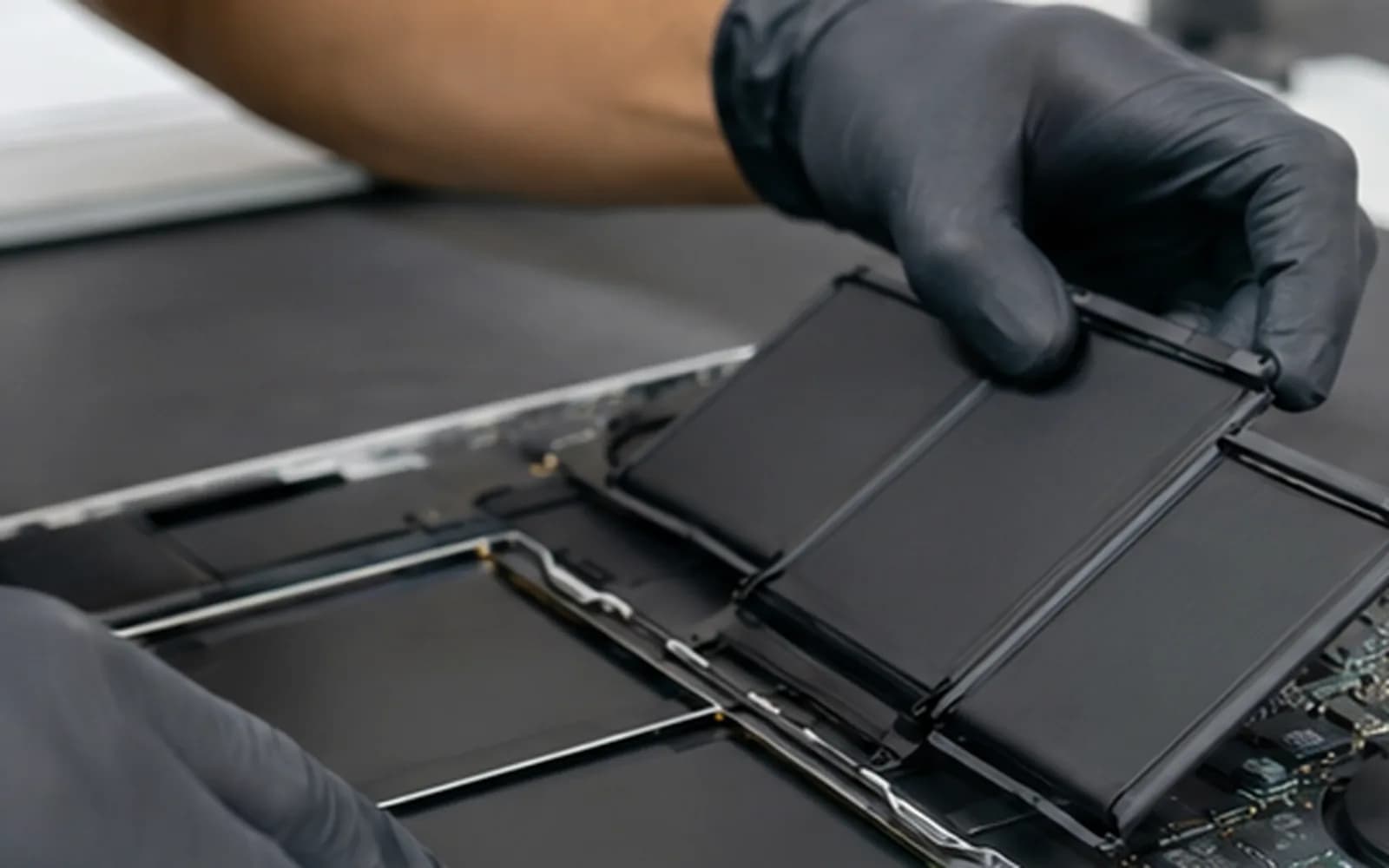 MacBook Battery Replacement Tampa professional computer repair service at TrueOneFix in Tampa